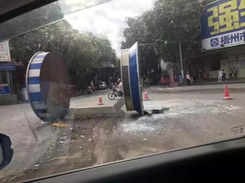 交通崗亭“橫躺”馬路上，究竟怎么回事？